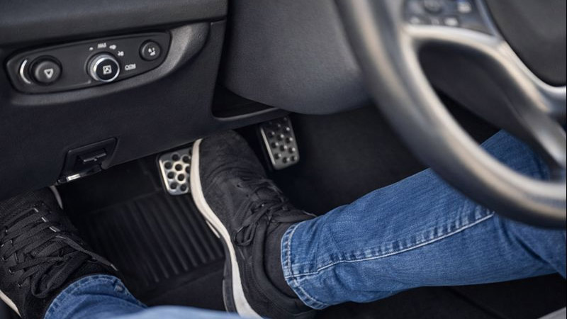 علت سفت شدن پدال ترمز و راه‌حل‌های رفع آن