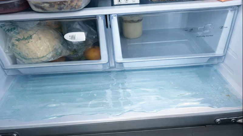 چرا داخل جامیوه‌ای یخچال آب جمع می‌شود؟