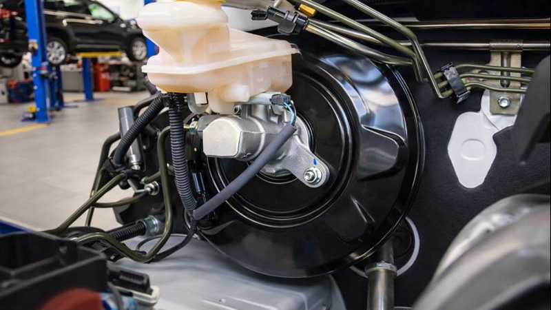 علائم خرابی بوستر ترمز؛ دلیل خالی شدن ترمز و سفتی پدال