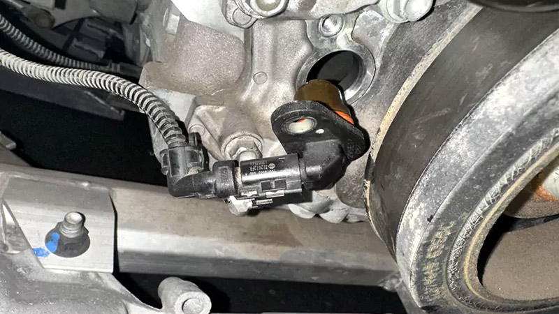 علائم خرابی سنسور دور موتور + روش‌های رفع مشکل میل لنگ