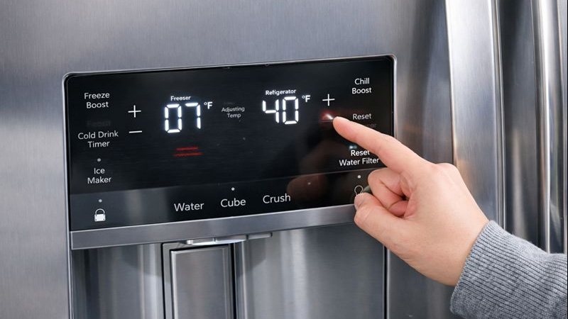 چشمک زدن دمای یخچال چیست؟ از خطای سنسور تا مشکل برد