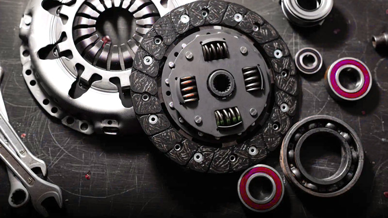 چرا کلاچ سفت می‌شود و چگونه آن را نرم کنیم؟